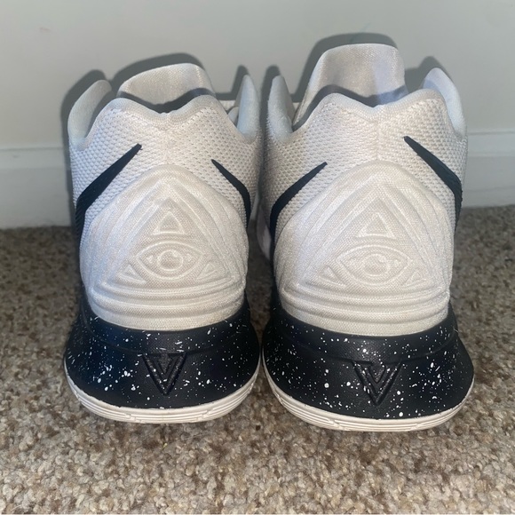 Kyrie 5 black and white - Picture 2 of 4